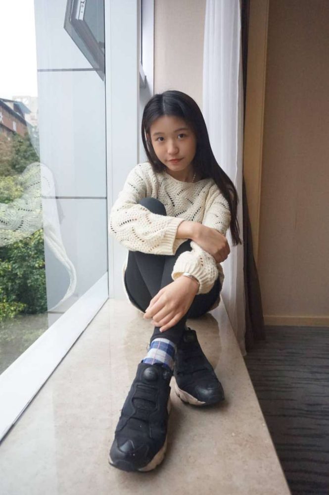 眼神很清澈的赤脚女孩【59P】20020-小李街拍