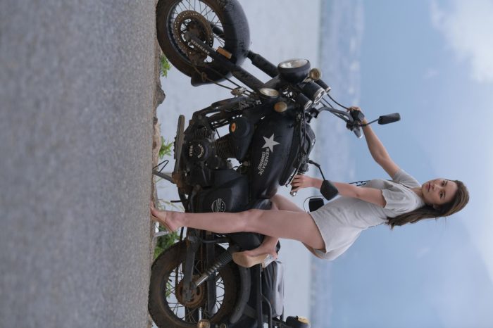 阴雨天在海边骑车的长发女人【156P】00044-小李街拍