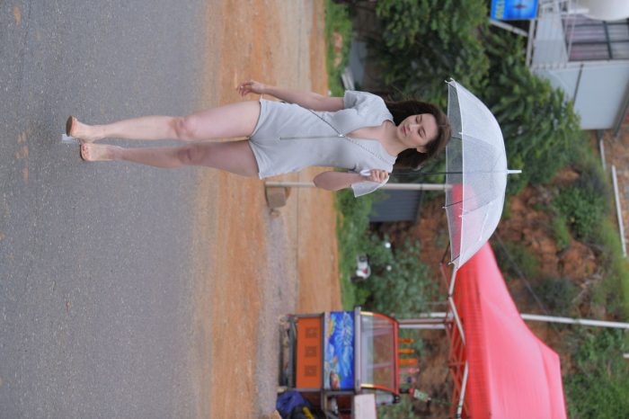 阴雨天在海边骑车的长发女人【156P】00044-小李街拍