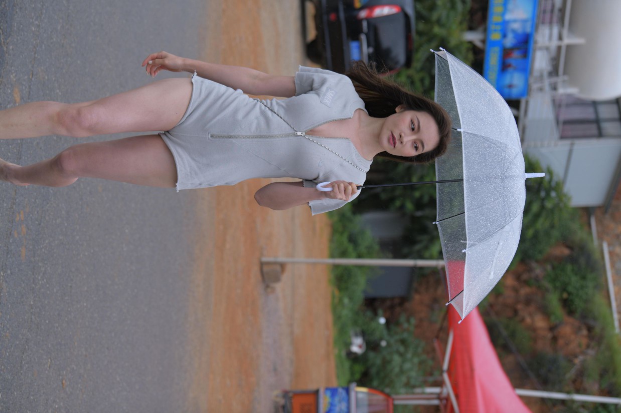 图片[5]-阴雨天在海边骑车的长发女人【156P】00044-小李街拍