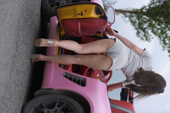 在海边开跑车的连衣短裤女孩【390P】00030-小李街拍