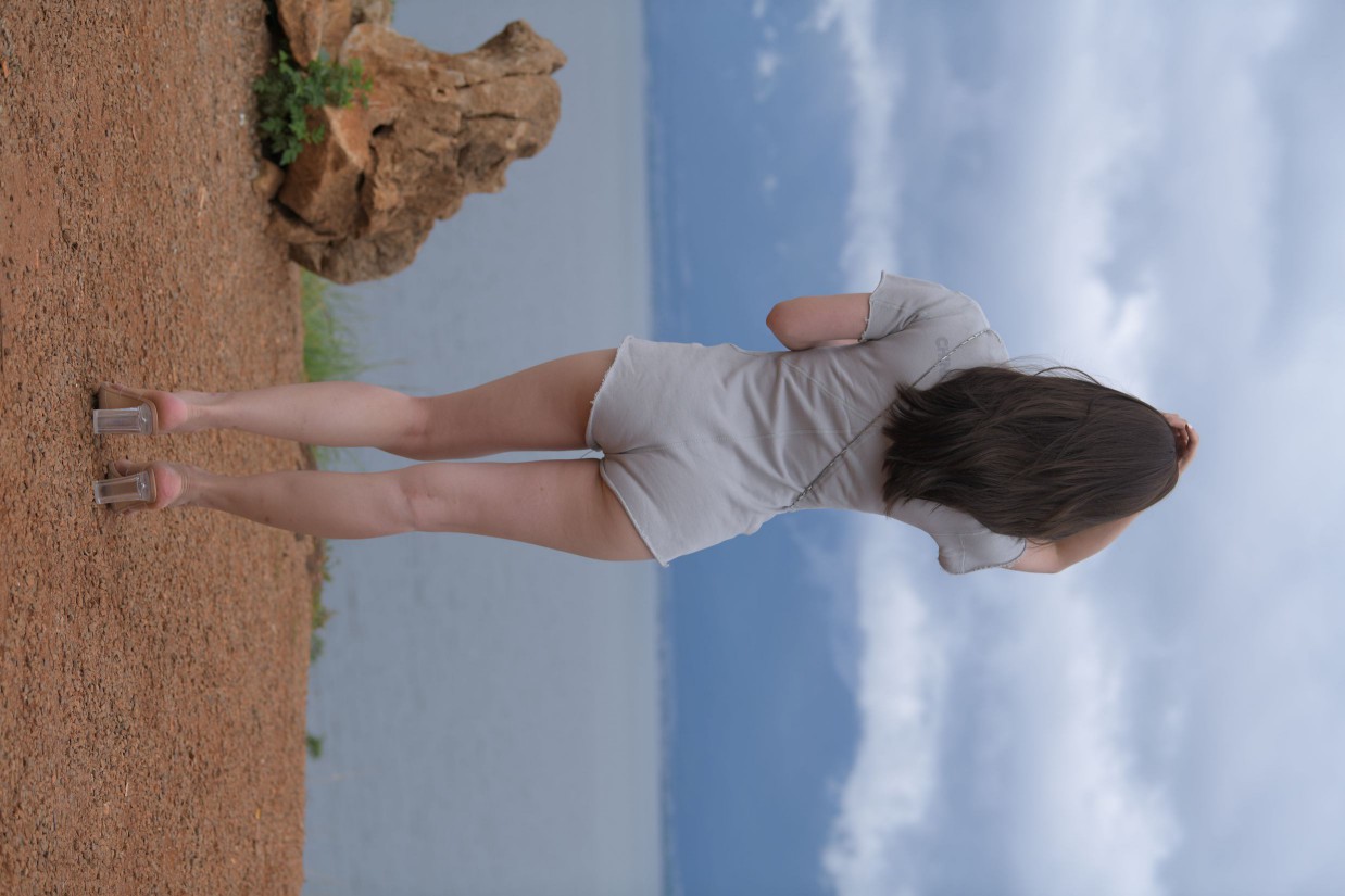 图片[5]-在海边开跑车的连衣短裤女孩【390P】00030-小李街拍