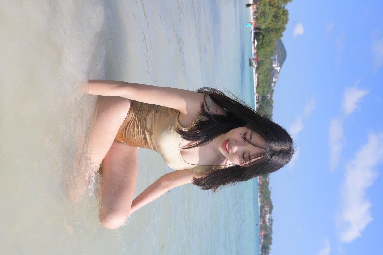 图片[5]-戴太阳帽在海边晒太阳的比基尼女孩【377P】00014-小李街拍