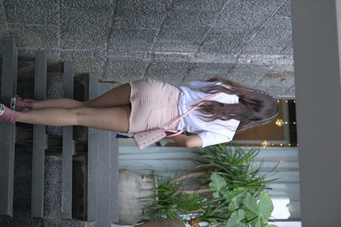 非常清纯甜美的短裙姑娘在逛街【458P】00052-小李街拍