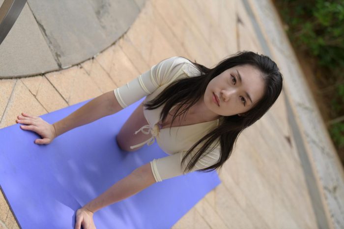 游泳池旁边的比基尼女生【327P】00042-小李街拍