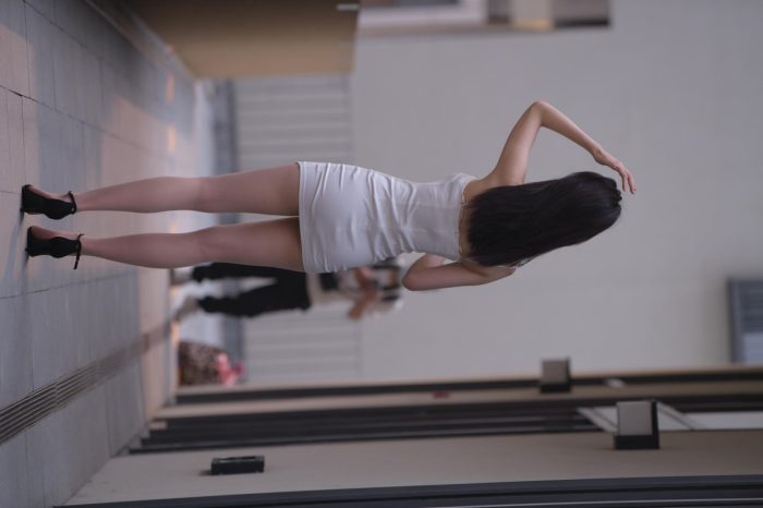 长发女孩紧身短裙特别显身材【245P】00040-小李街拍