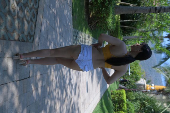 在海南度假的紧身白色短裤女孩【202P】00033-小李街拍
