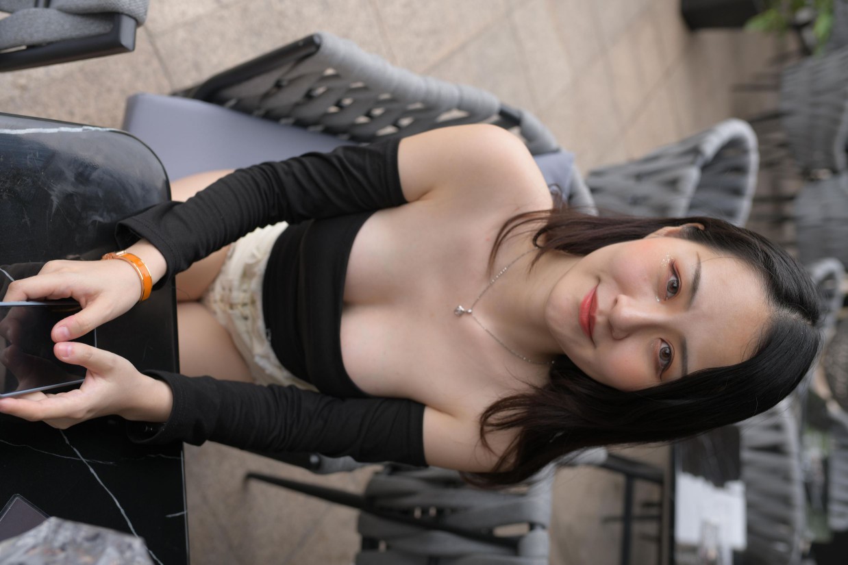 图片[3]-白色短裤的女生笑的很开心【177P】00035-小李街拍