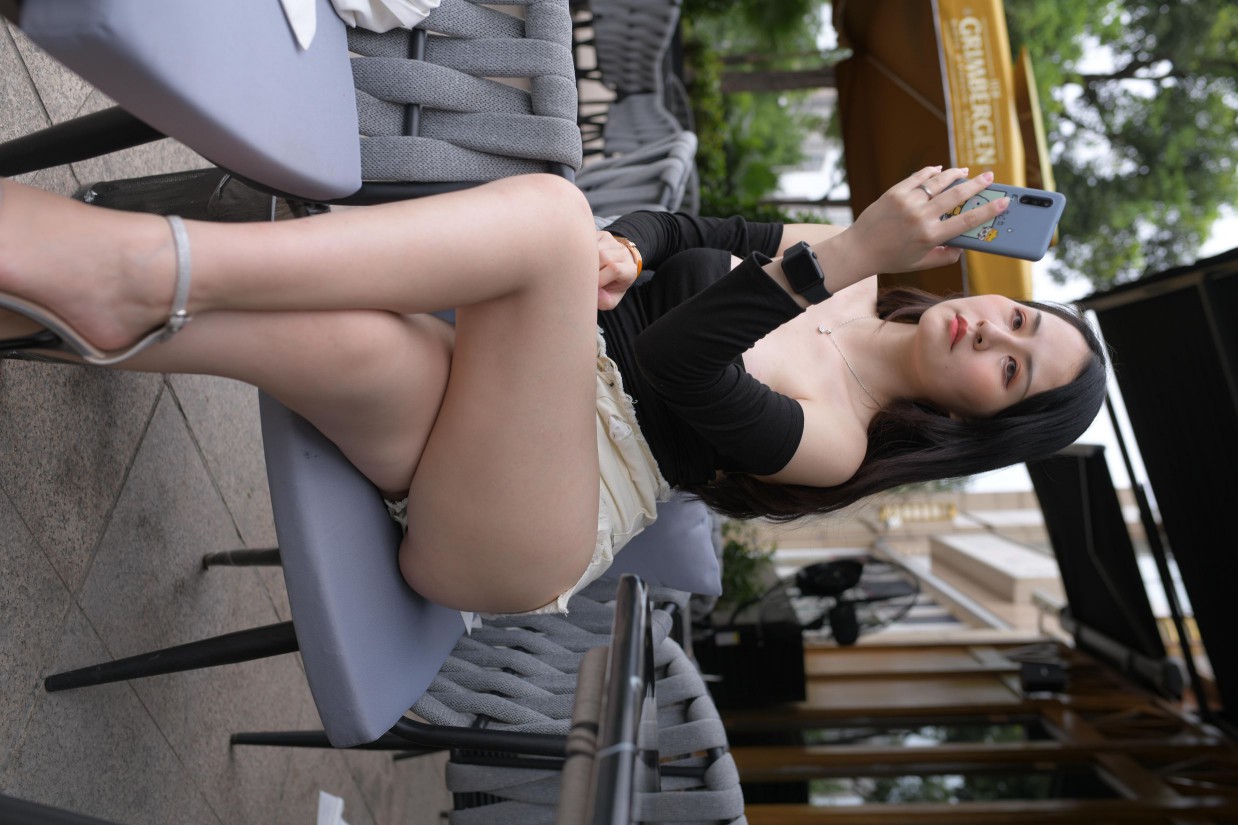 图片[4]-白色短裤的女生笑的很开心【177P】00035-小李街拍