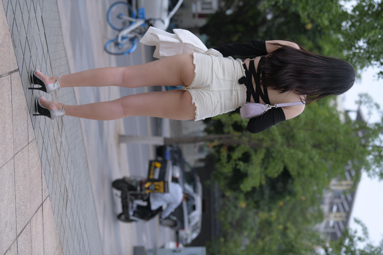 图片[5]-白色短裤的女生笑的很开心【177P】00035-小李街拍