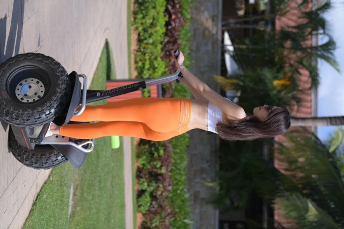 骑着平衡车的橘黄色瑜伽裤妹妹【620P】00054-小李街拍