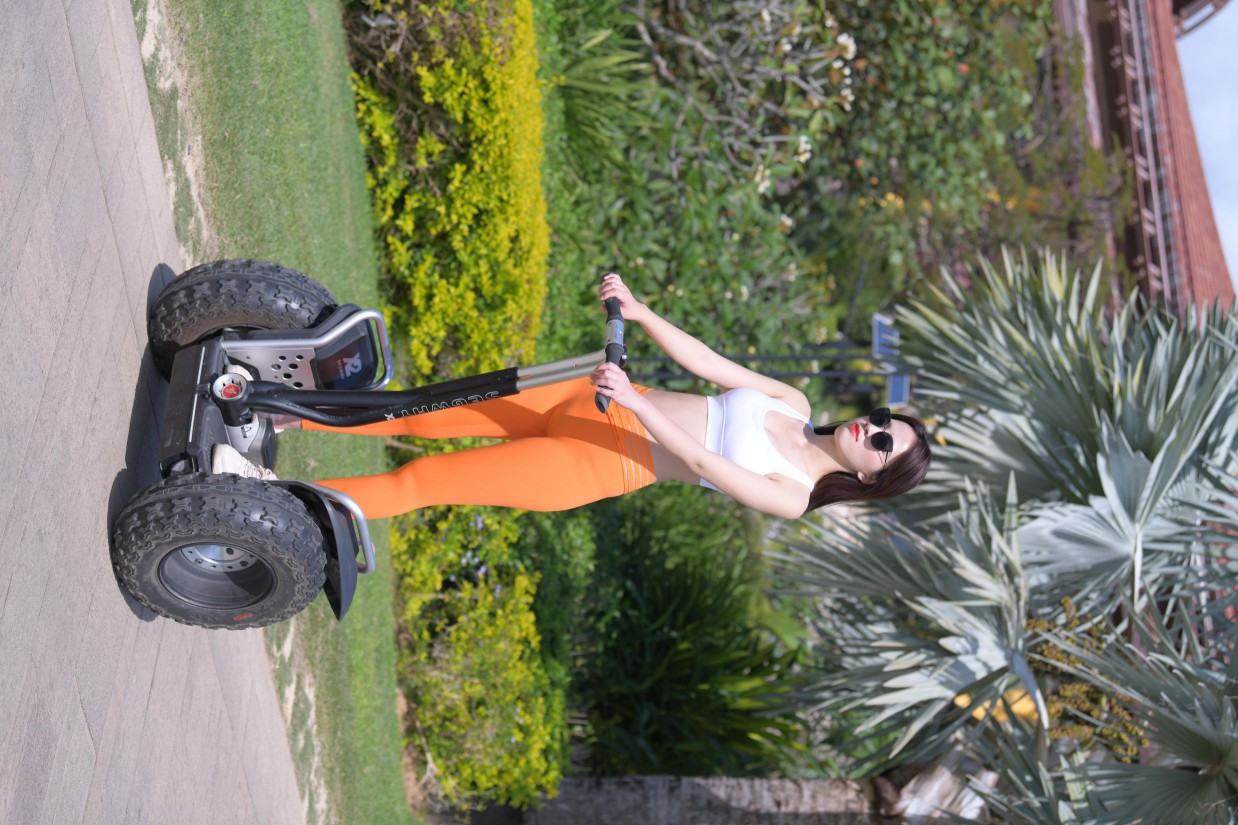 图片[3]-骑着平衡车的橘黄色瑜伽裤妹妹【620P】00054-小李街拍