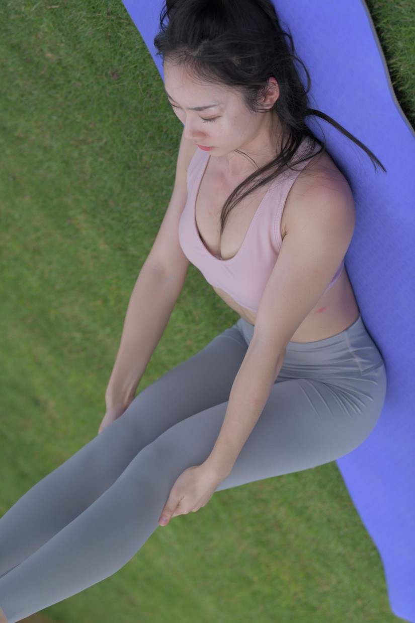 图片[3]-在户外草地上练瑜伽的高马尾女生【235P】00056-小李街拍