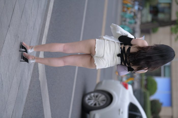 长发飘飘的白色热裤美丽女孩【49P】00029-小李街拍