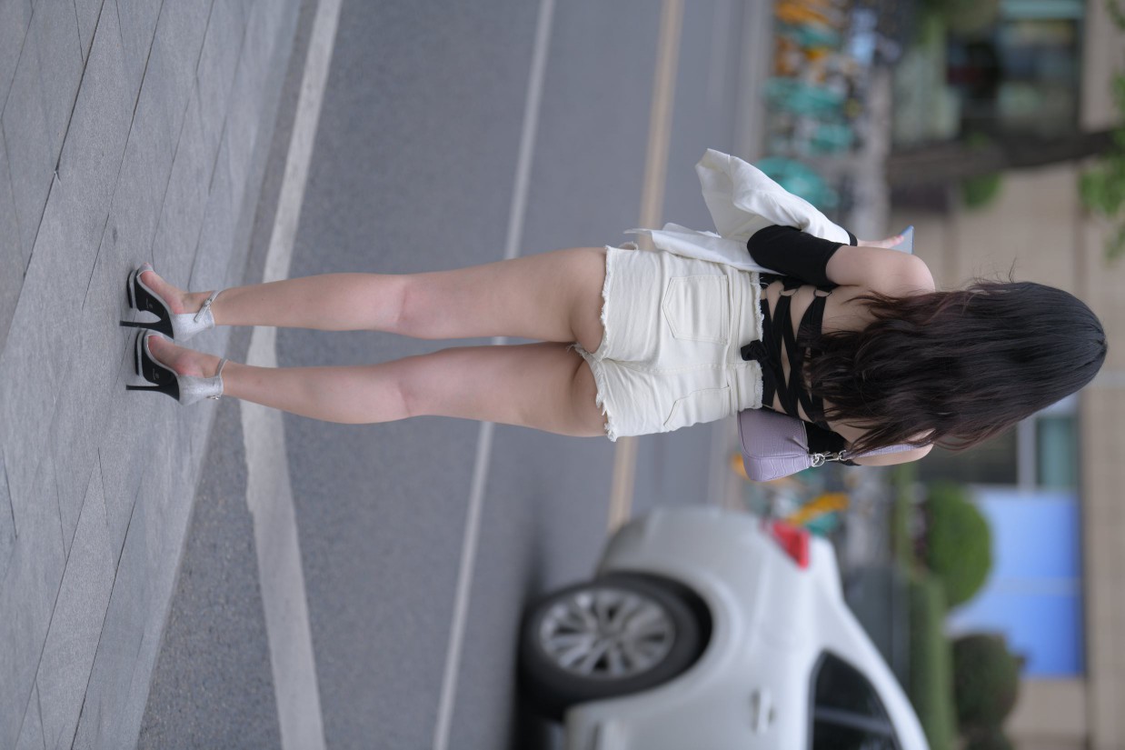 图片[2]-长发飘飘的白色热裤美丽女孩【49P】00029-小李街拍