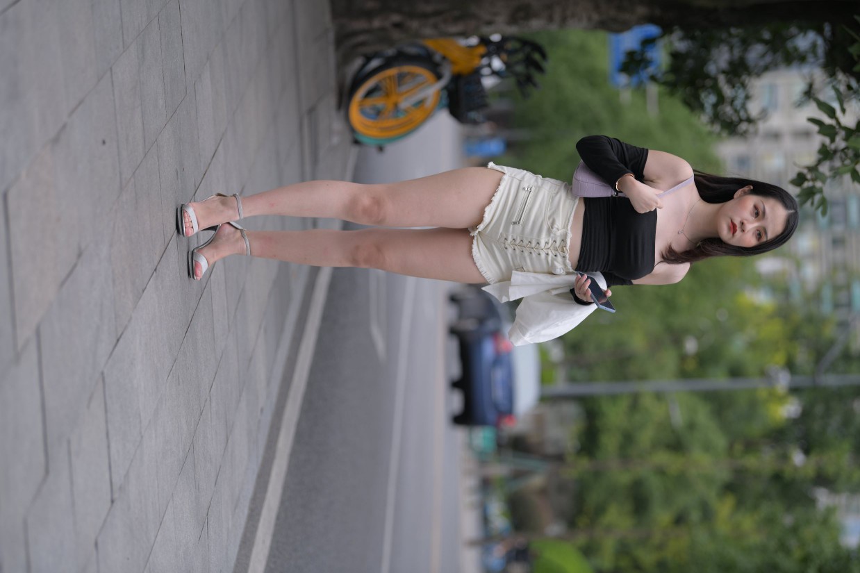 图片[4]-长发飘飘的白色热裤美丽女孩【49P】00029-小李街拍