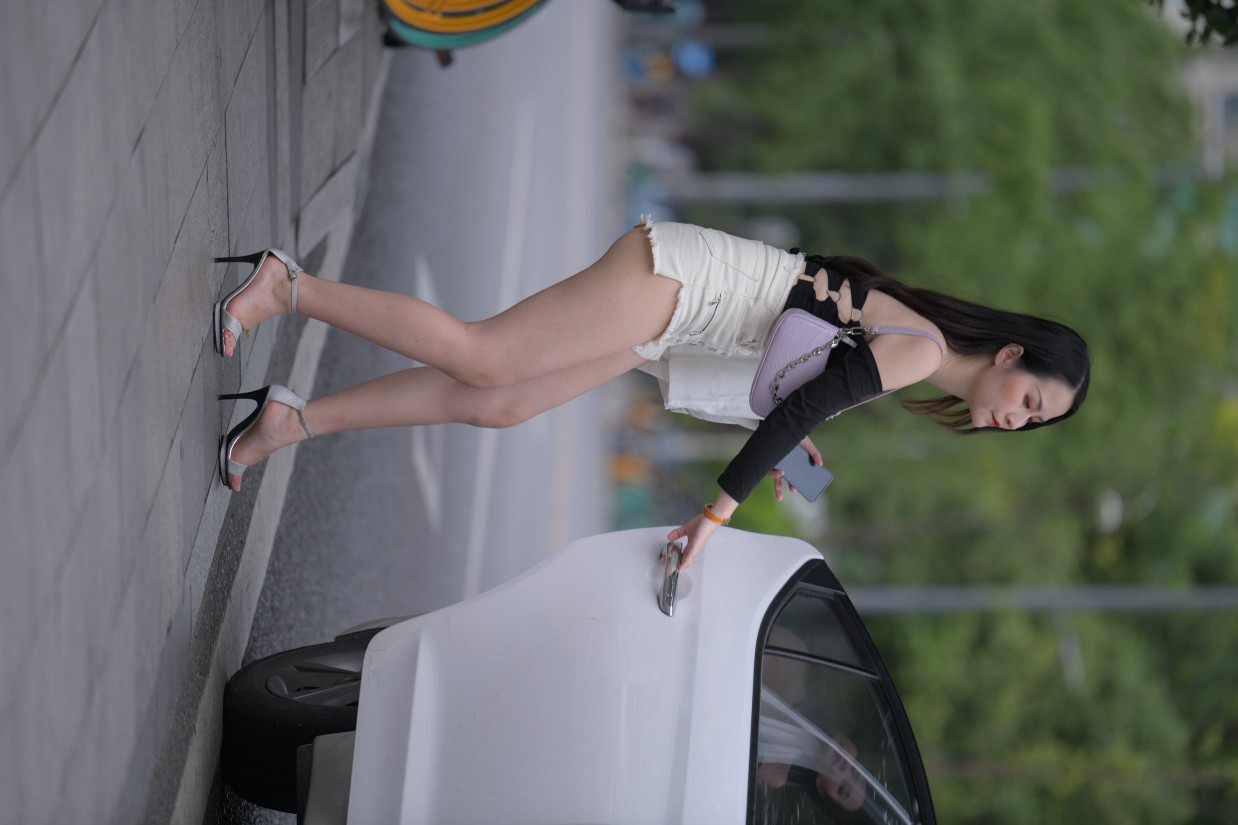 图片[6]-长发飘飘的白色热裤美丽女孩【49P】00029-小李街拍