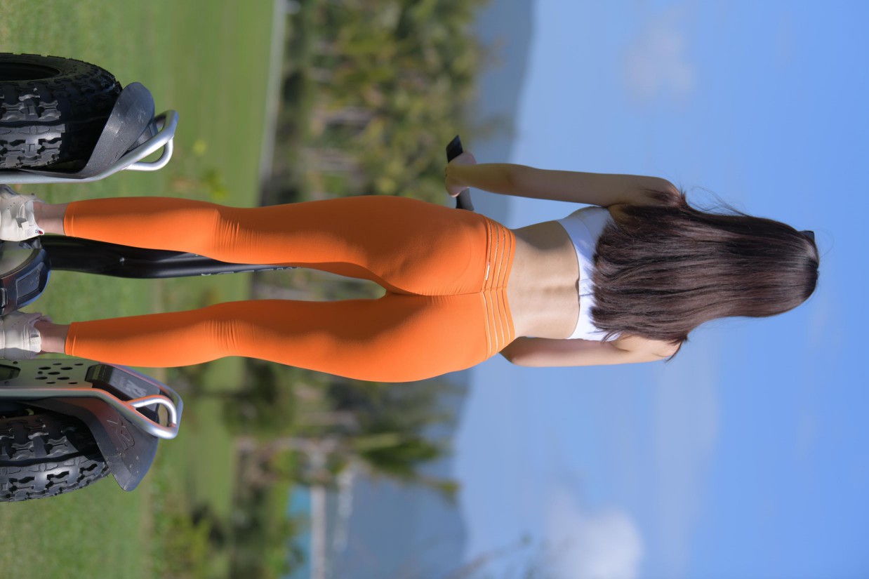 图片[4]-骑着平衡车的橘黄色瑜伽裤妹妹【620P】00054-小李街拍