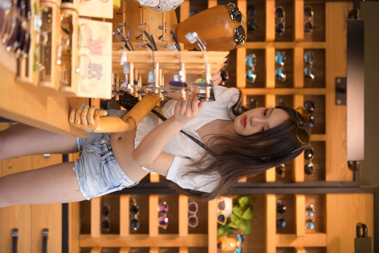 图片[4]-头戴花环的南方姑娘身穿紧身牛仔短裤【161P】00028-小李街拍