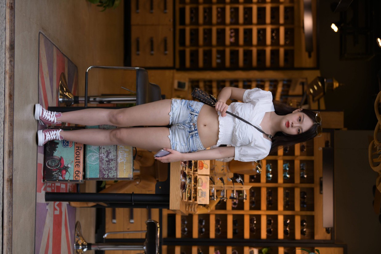 图片[6]-头戴花环的南方姑娘身穿紧身牛仔短裤【161P】00028-小李街拍