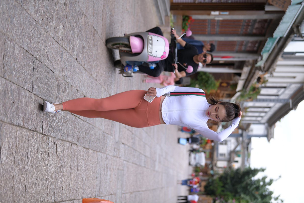 图片[2]-橙色瑜伽裤的高马尾姑娘【615P】00051-小李街拍