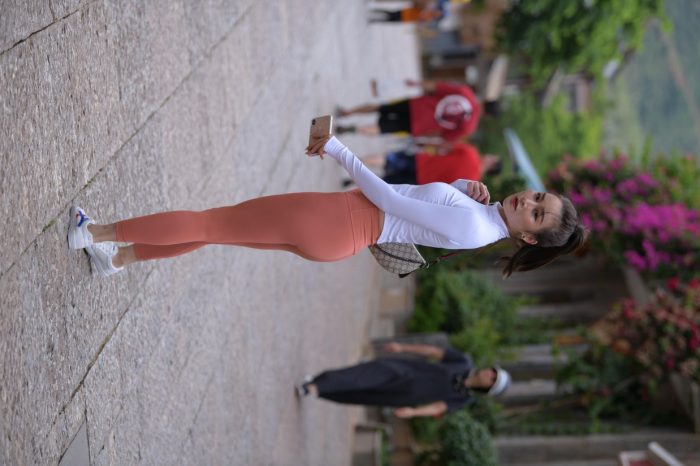 橙色瑜伽裤的高马尾姑娘【615P】00051-小李街拍