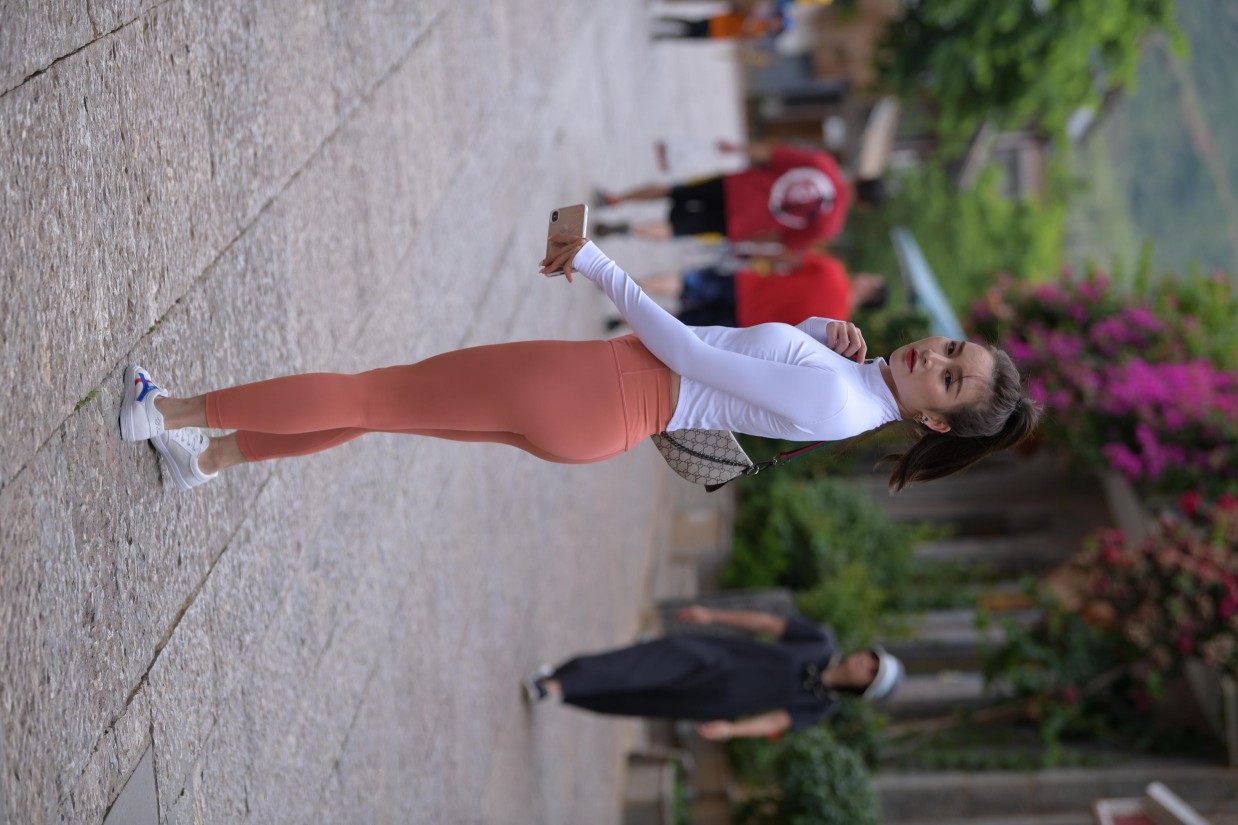 图片[3]-橙色瑜伽裤的高马尾姑娘【615P】00051-小李街拍