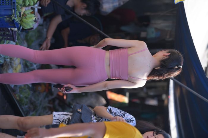 粉色的甜美瑜伽裤女孩在逛街【372P】00057-小李街拍