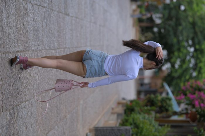 紧身牛仔短裤骑自行车的漂亮女孩【588P】00053-小李街拍