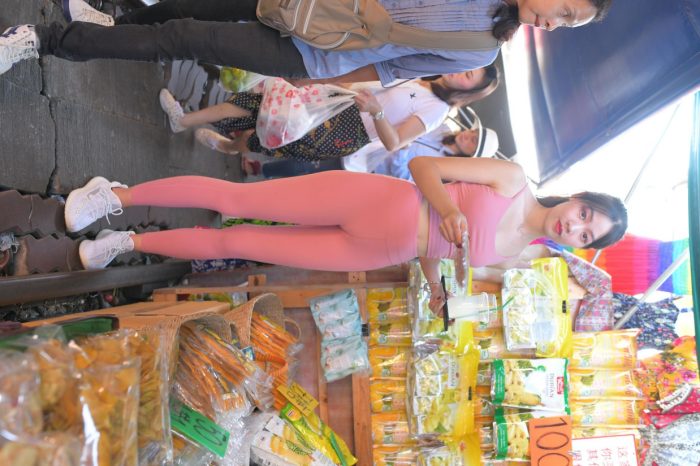 粉色的甜美瑜伽裤女孩在逛街【372P】00057-小李街拍