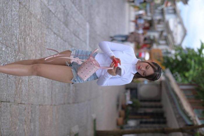 紧身牛仔短裤骑自行车的漂亮女孩【588P】00053-小李街拍