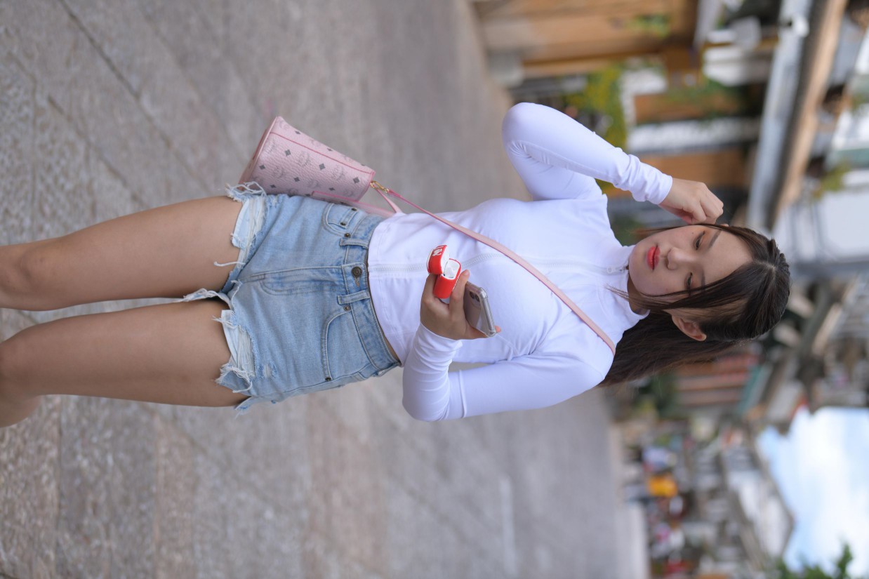 图片[4]-紧身牛仔短裤骑自行车的漂亮女孩【588P】00053-小李街拍