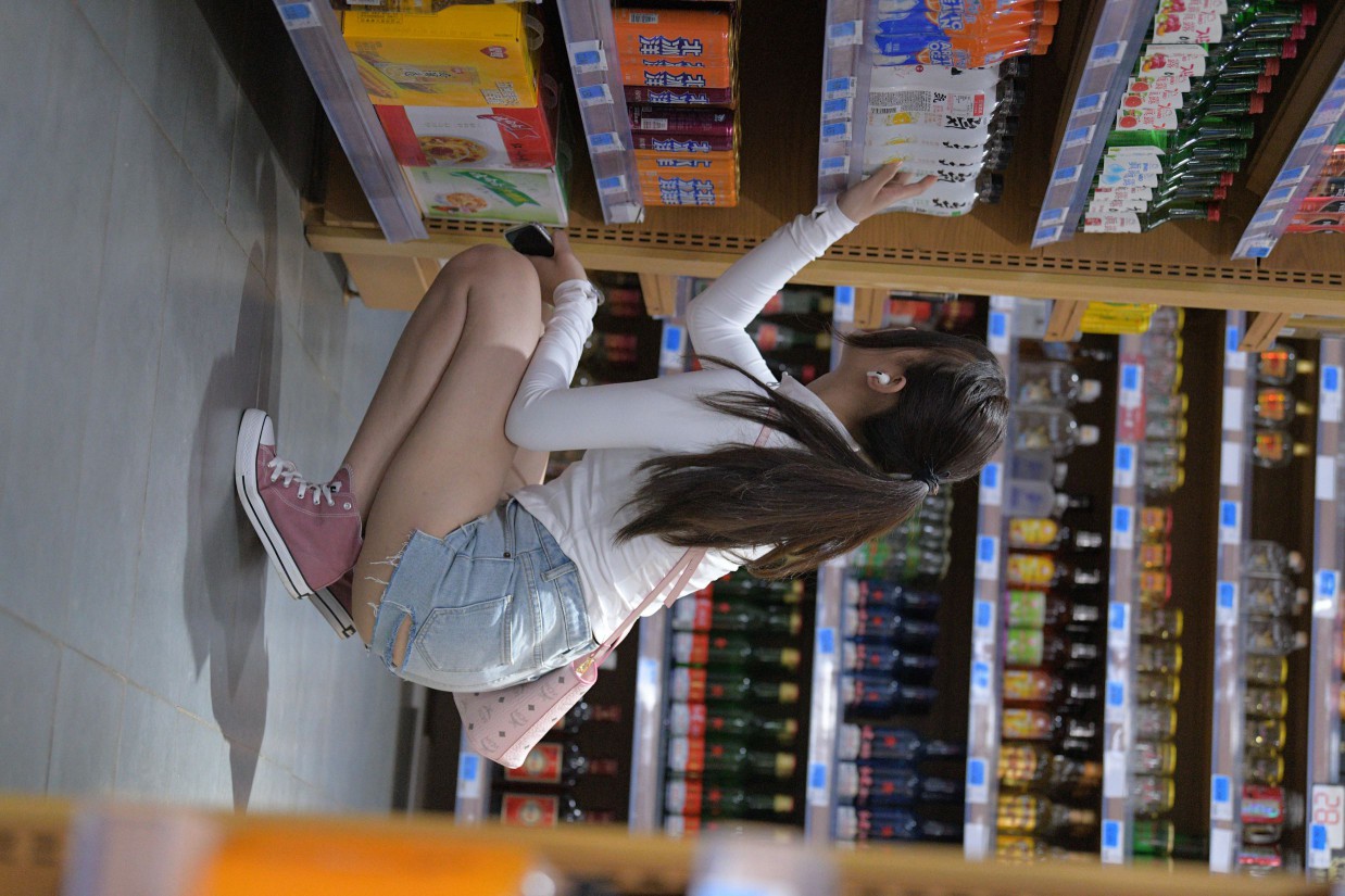 图片[5]-紧身牛仔短裤骑自行车的漂亮女孩【588P】00053-小李街拍