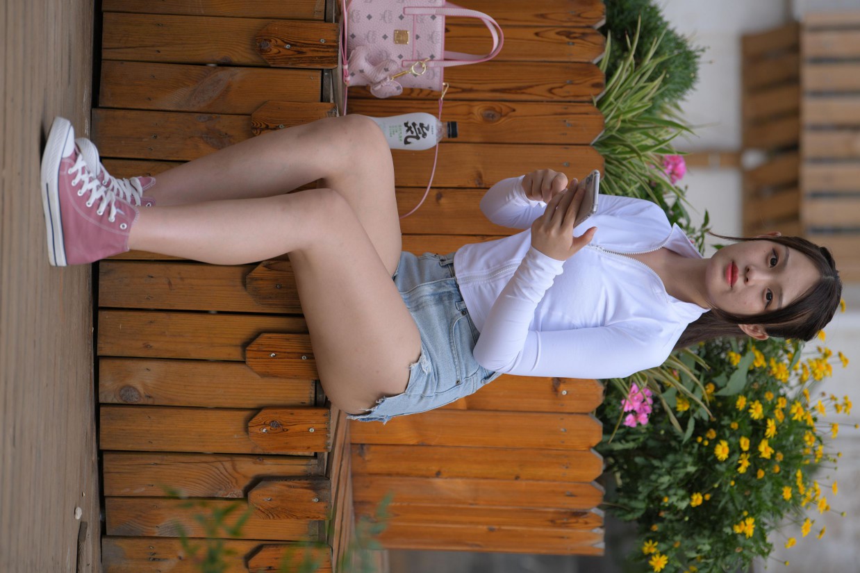 图片[7]-紧身牛仔短裤骑自行车的漂亮女孩【588P】00053-小李街拍