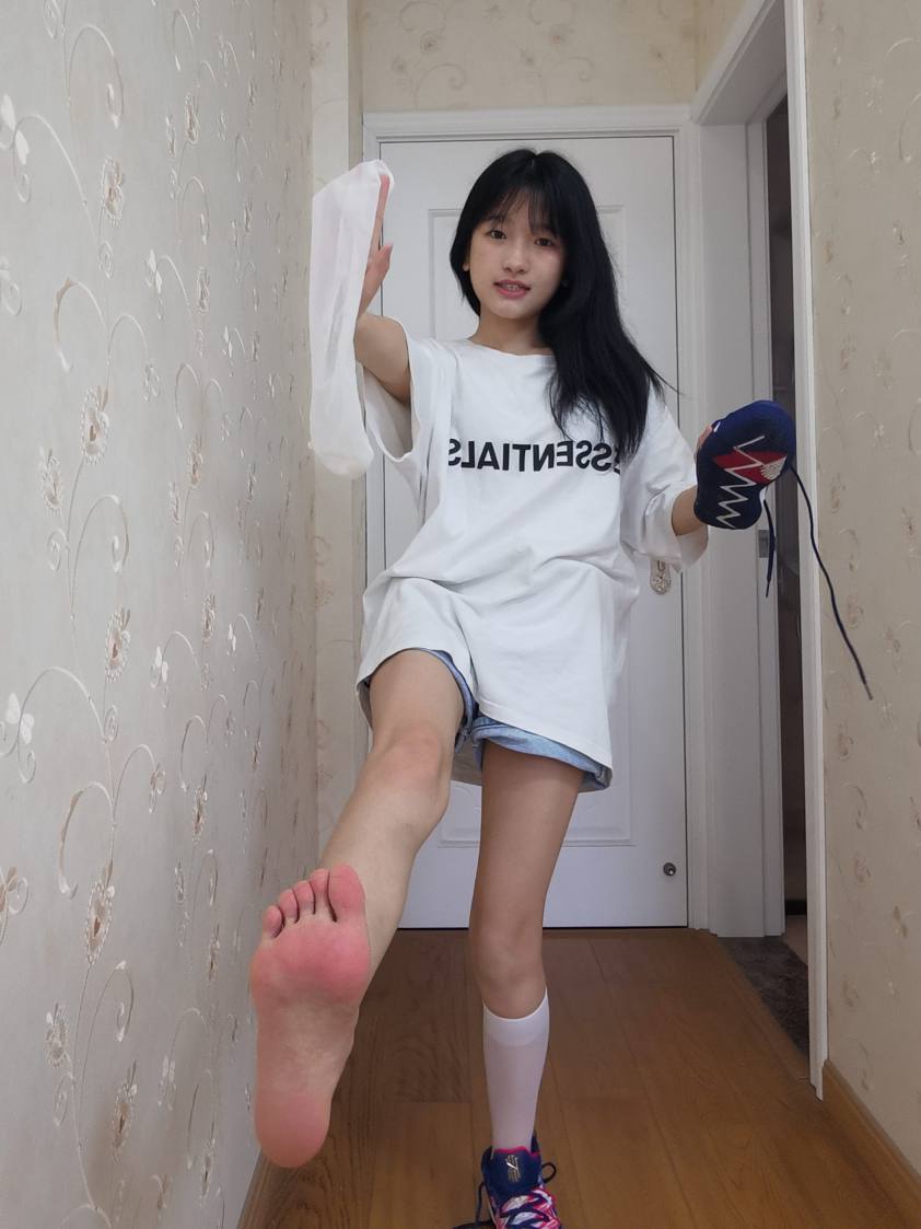 图片[1]-调皮的白袜女孩【149P】20017-小李街拍