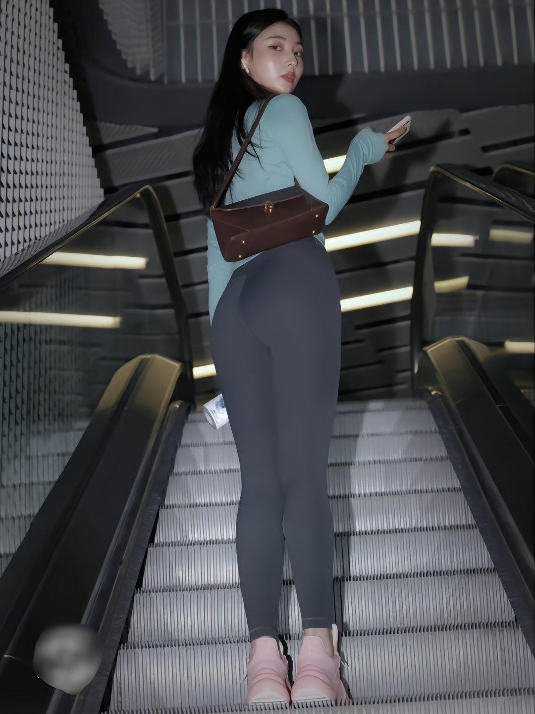 图片[1]-晚上逛商场的瑜伽裤漂亮女孩J2244 225P2V-15.1GB-小李街拍