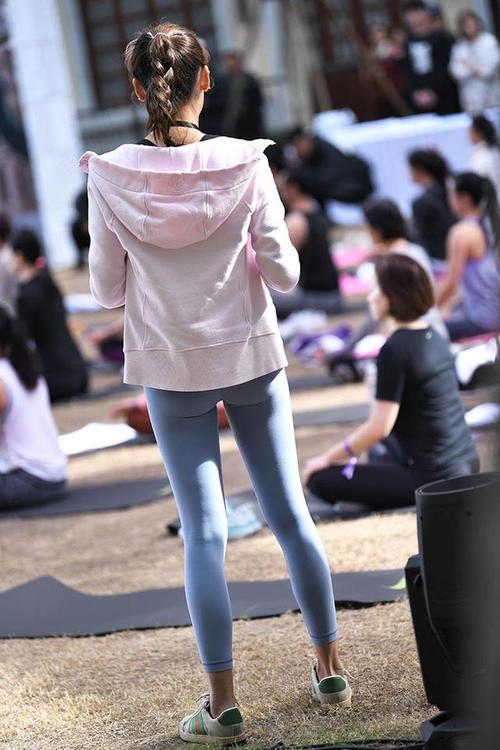 图片[2]-在广场看热闹的瑜伽裤女人j1859-小李街拍