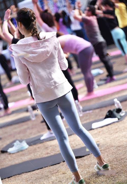 在广场看热闹的瑜伽裤女人j1859-小李街拍