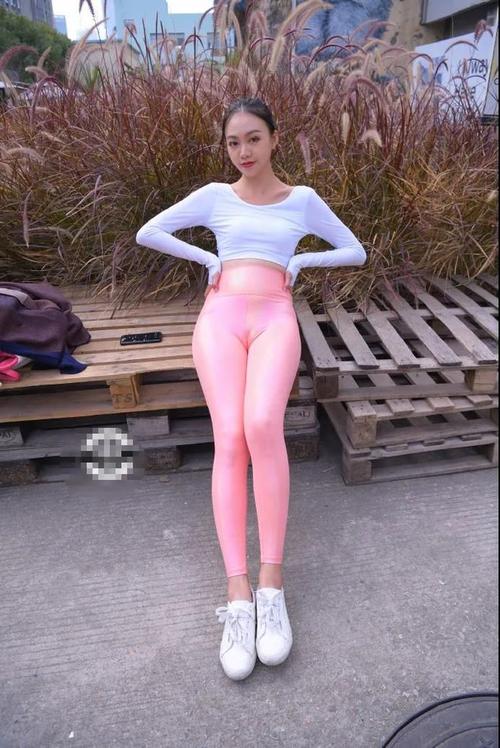 图片[2]-粉色紧身裤漂亮女孩 J1433 749P1V-20.0GB-小李街拍