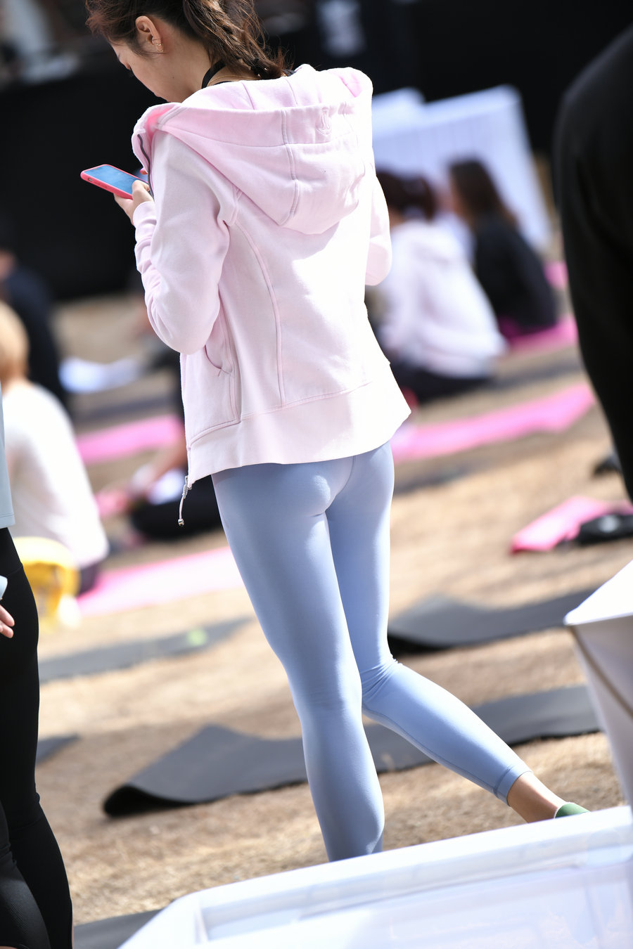 图片[3]-在广场看热闹的瑜伽裤女人j1859-小李街拍