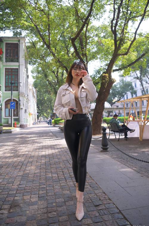 图片[2]-戴眼镜的皮裤女孩 J1473 1046P2V-35.5GB-小李街拍