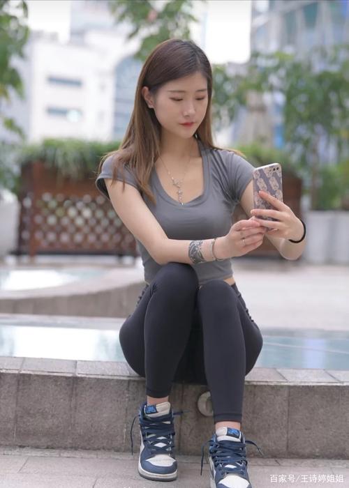 有小虎牙非常甜美的瑜伽裤女孩2020-小李街拍