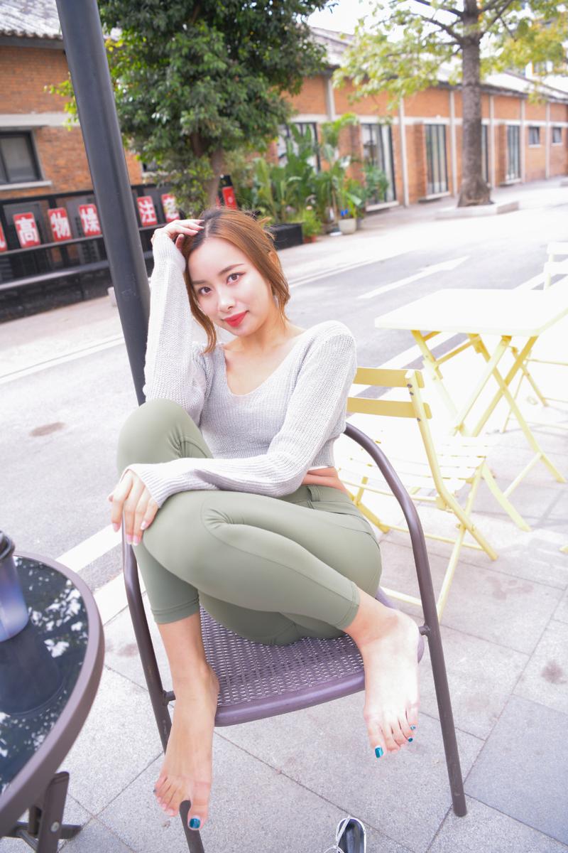 图片[3]-非常可爱的瑜伽裤女孩坐在凳子上 J1520 998P1V-26.5GB-小李街拍