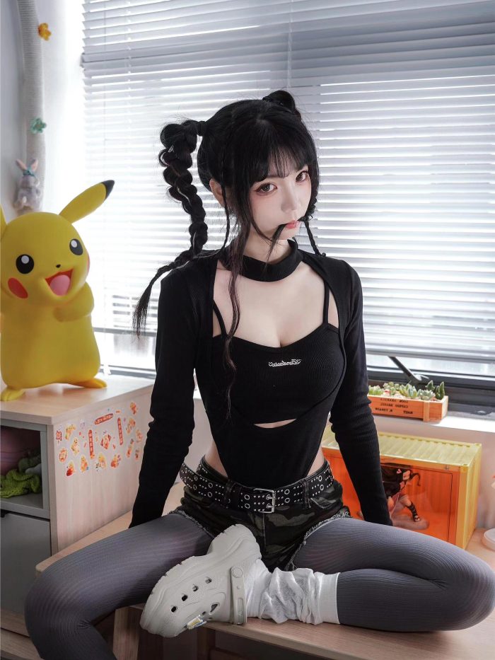 牛仔热裤+灰丝姑娘玩自拍-小李街拍