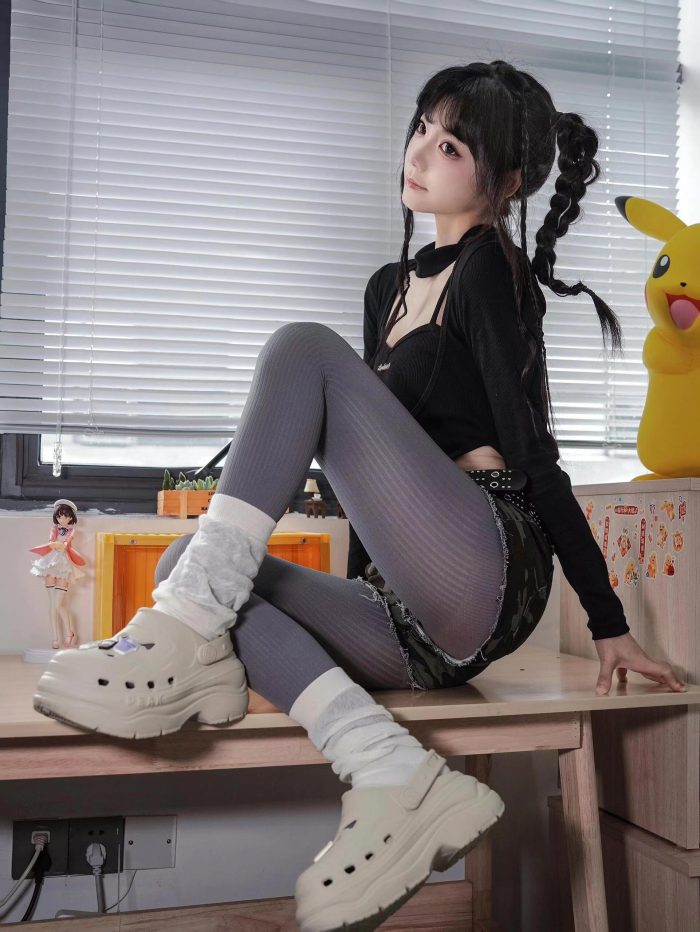 牛仔热裤+灰丝姑娘玩自拍-小李街拍