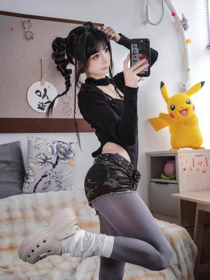 牛仔热裤+灰丝姑娘玩自拍-小李街拍