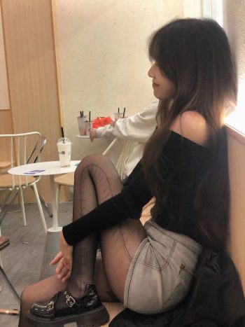 图片[6]-牛仔短裤+黑丝，太好看了吧-小李街拍