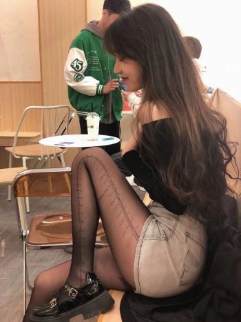 图片[3]-牛仔短裤+黑丝，太好看了吧-小李街拍