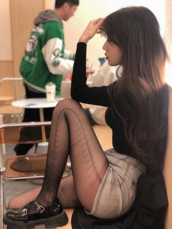 图片[1]-牛仔短裤+黑丝，太好看了吧-小李街拍