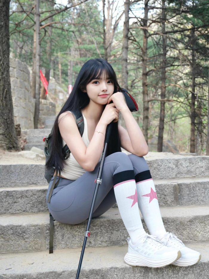 爱爬山的瑜伽裤MM，太甜美了！~-小李街拍